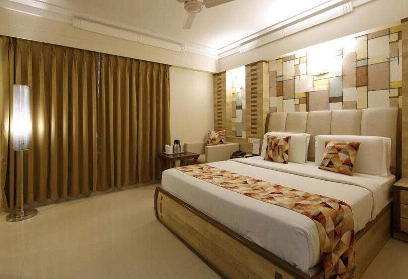 חדר אקזקיוטיב, Accolade