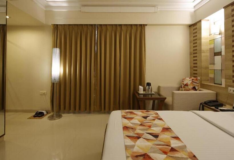 חדר אקזקיוטיב, Accolade