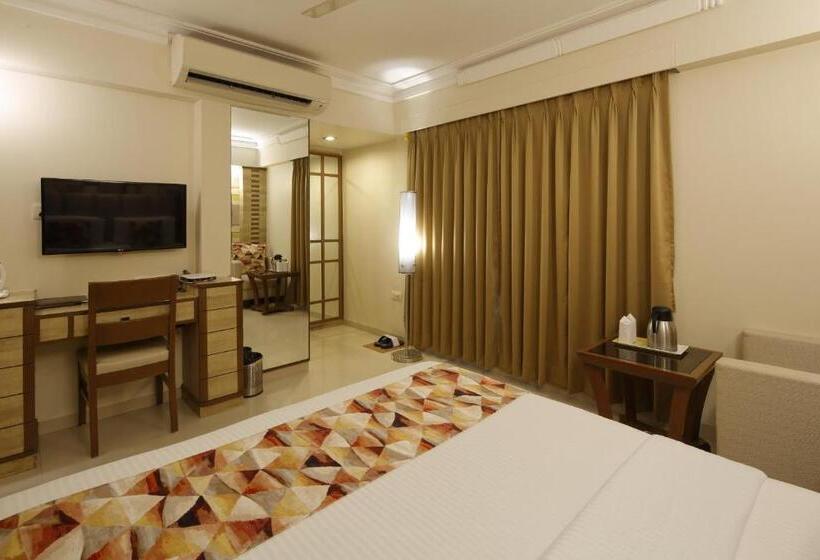 חדר אקזקיוטיב, Accolade