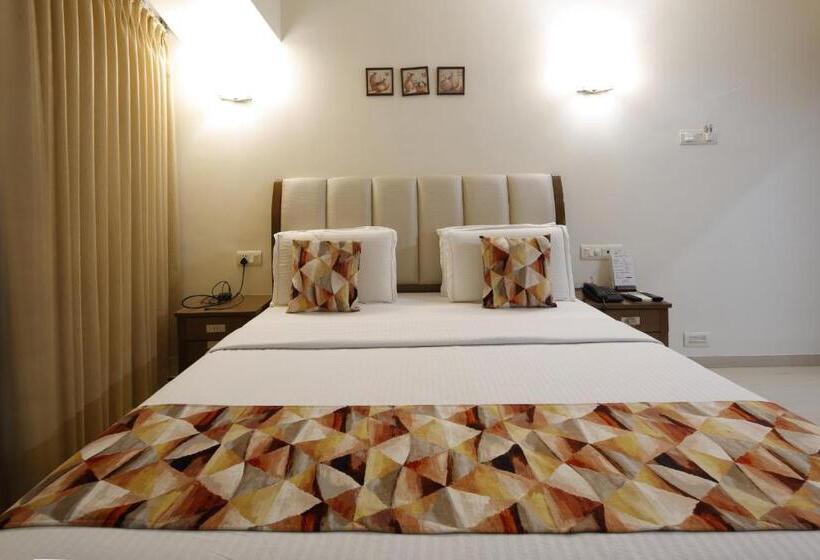 חדר אקזקיוטיב, Accolade