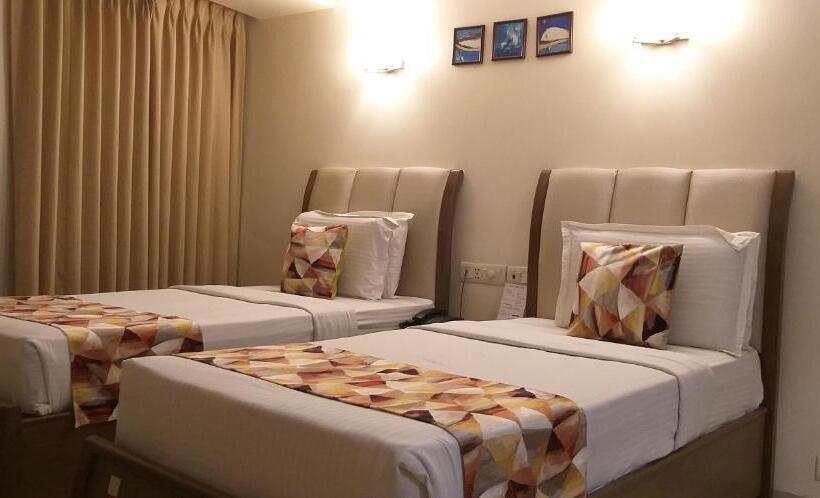 חדר אקזקיוטיב, Accolade