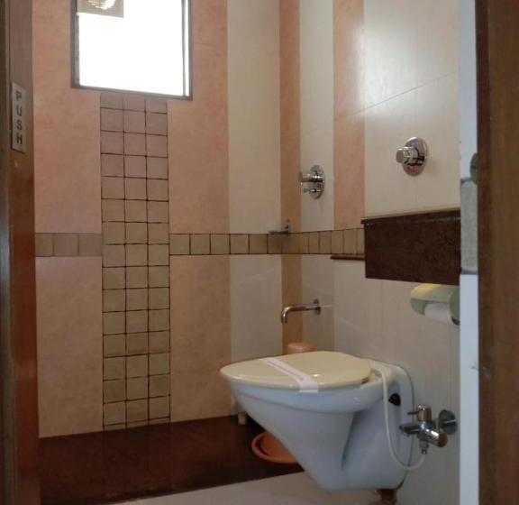 חדר אקזקיוטיב, Accolade