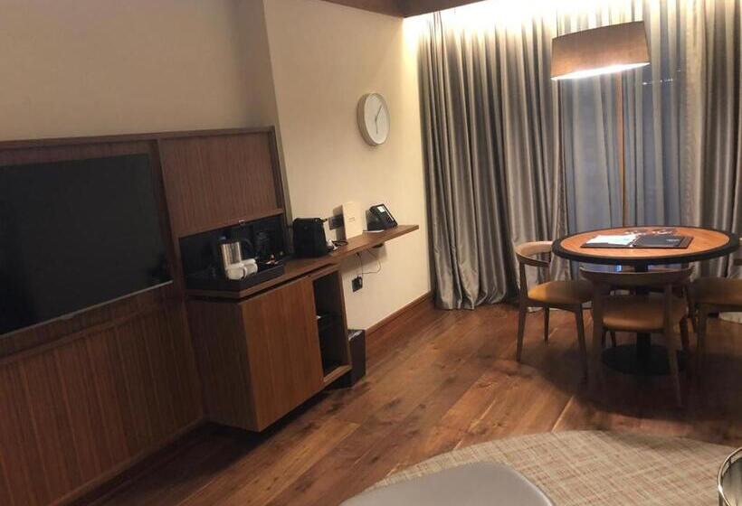 جناح جونيور, Divan Adana