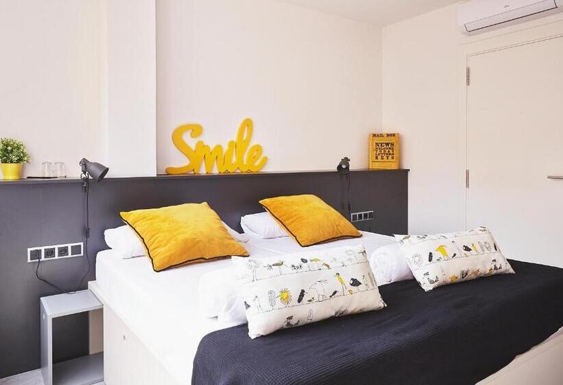 Habitación Estándar con Balcón, Free Hostels Barcelona