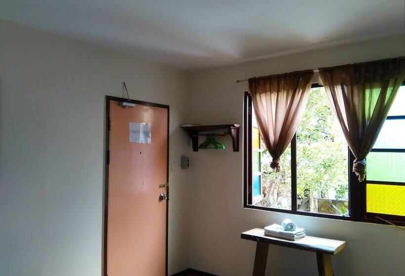 Quarto Triplo Estandar, Kuching Waterfront Lodge