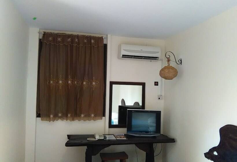 Quarto Triplo Estandar, Kuching Waterfront Lodge