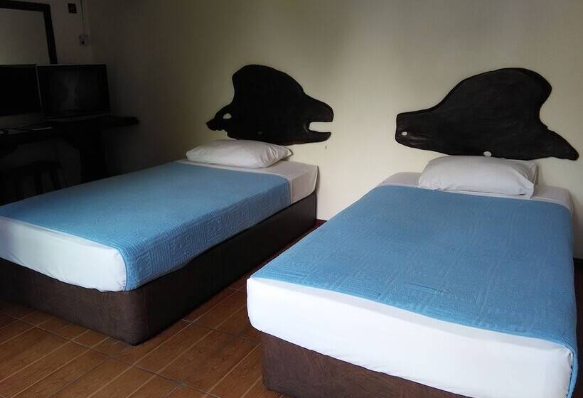 اتاق استاندارد سه نفره, Kuching Waterfront Lodge