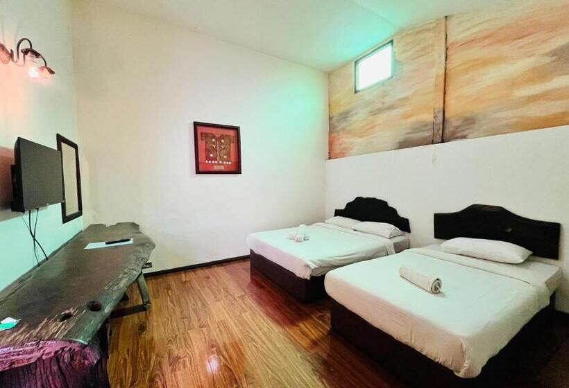 Quarto Triplo Estandar, Kuching Waterfront Lodge