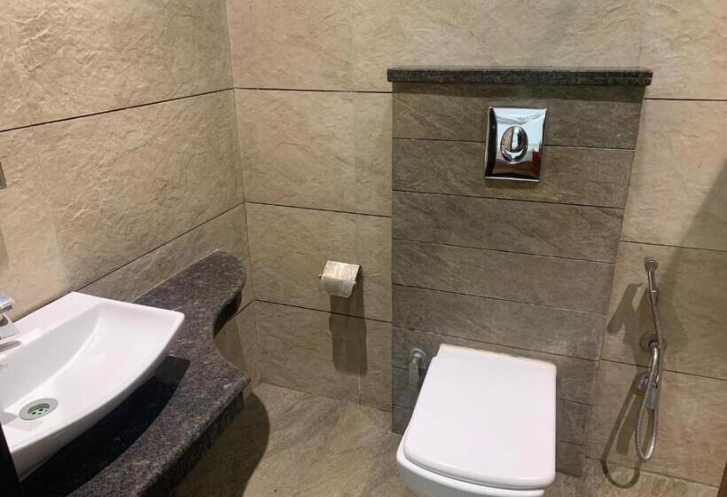 デラックストリプルルーム, Sb Residency