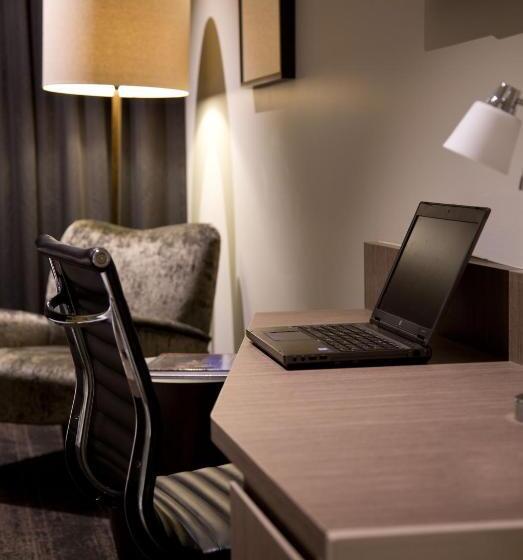 キングサイズベッドのスイートルーム, Glen Hotel And Suites