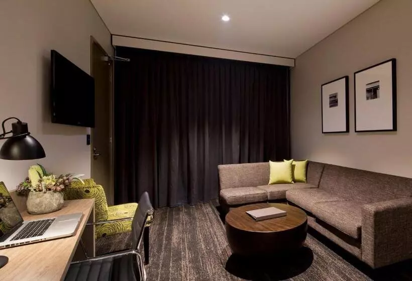 キングサイズベッドのスイートルーム, Glen Hotel And Suites