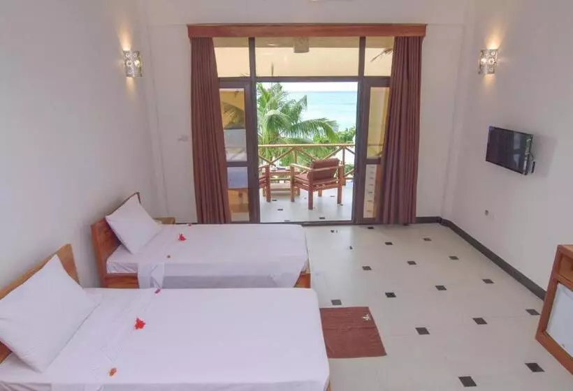 اتاق خانوادگی با چشم‌انداز دریا, Mnarani Beach Cottages