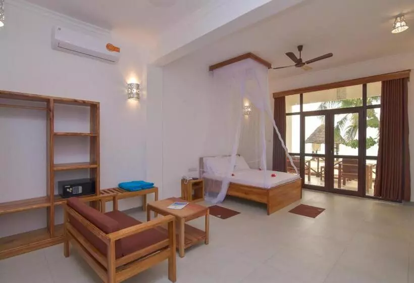 اتاق خانوادگی با چشم‌انداز دریا, Mnarani Beach Cottages