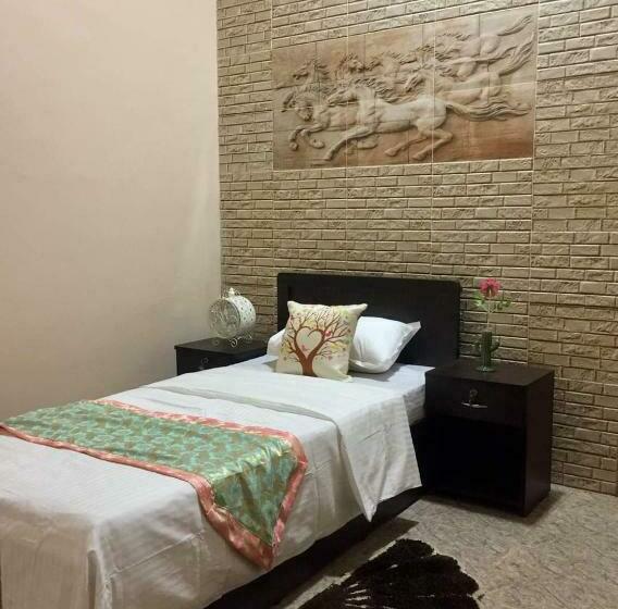 اتاق استاندارد یک نفره, Triple J Inn