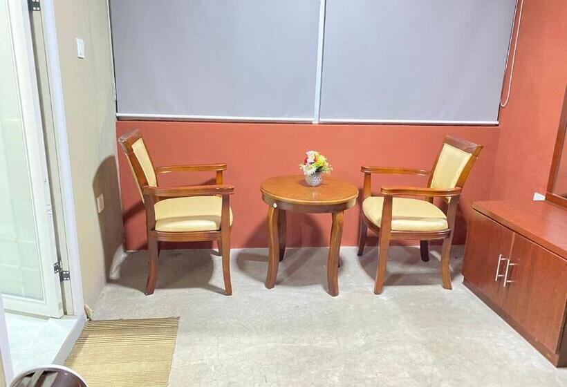 חדר אקונומי לשלושה, Sundale