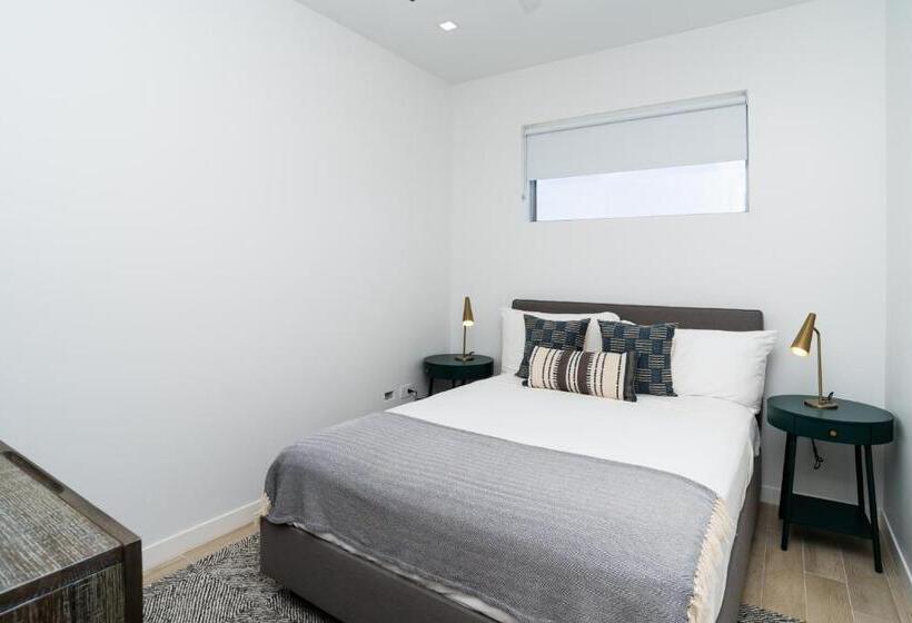 سوئیت 2 خوابه, One Canal Point