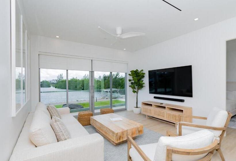 سوییت سوپریور, One Canal Point