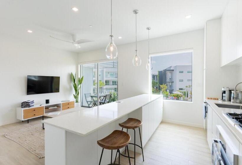 سوییت, One Canal Point