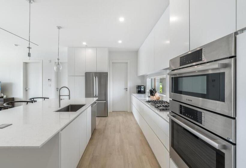 سوییت لوکس, One Canal Point