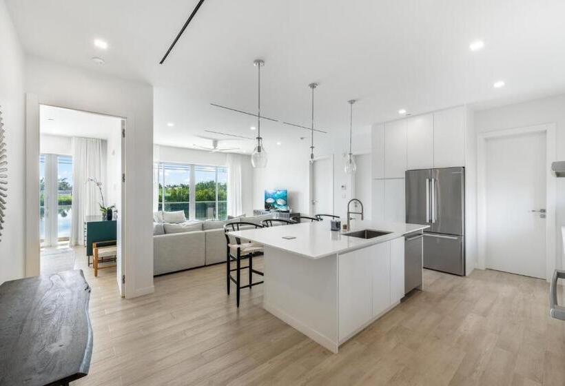 سوییت لوکس, One Canal Point