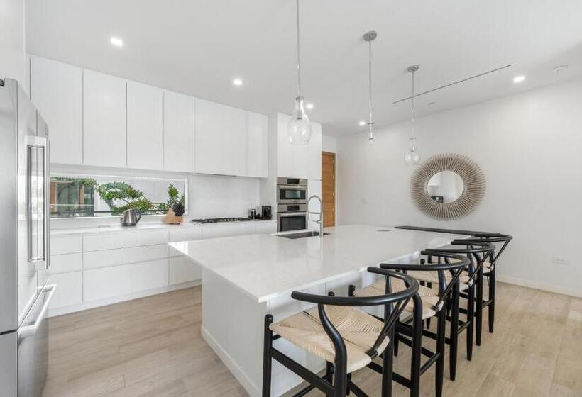 سوییت لوکس, One Canal Point