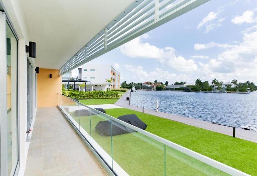 سوییت سوپریور, One Canal Point