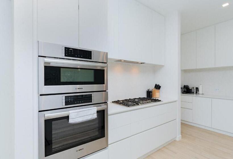 سوییت سوپریور, One Canal Point