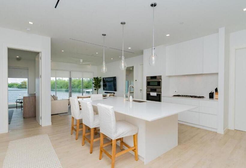 سوییت سوپریور, One Canal Point