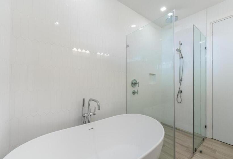 سوییت لوکس, One Canal Point