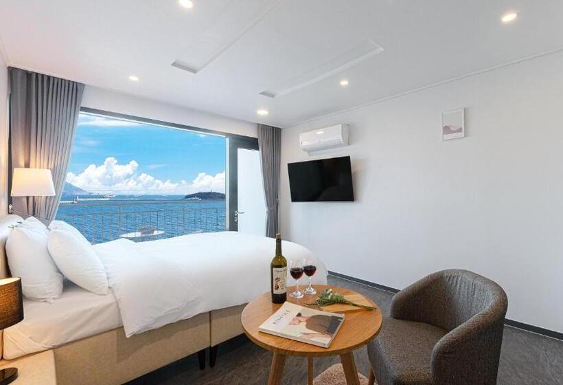 اتاق لوکس با چشم‌انداز دریا, C Resort