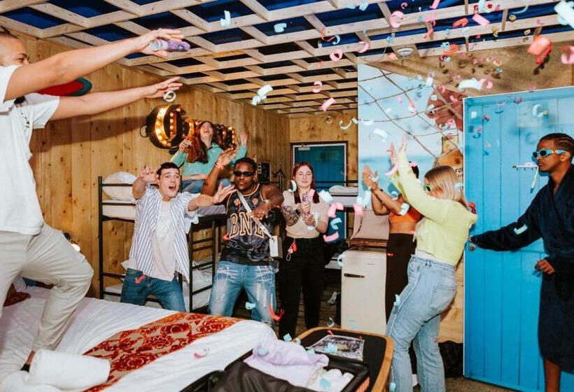 스탠다드 스튜디오, Amsterdam Teleport