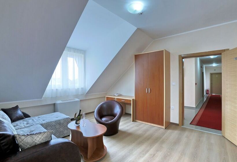 سوییت جونیور, Novella Uno