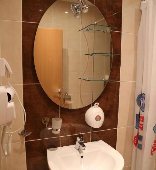 اتاق خانوادگی, Novella Uno