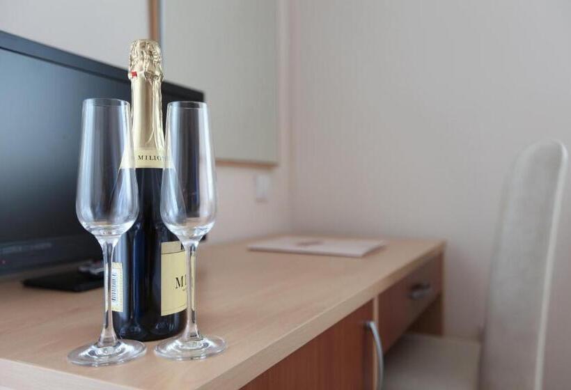 اتاق استاندارد, Novella Uno