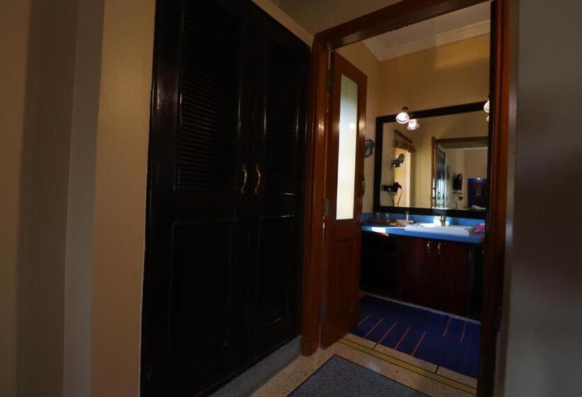 اتاق لوکس, The Gulaal