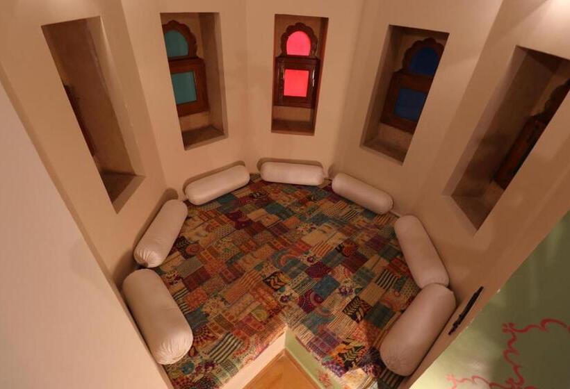 اتاق لوکس, The Gulaal