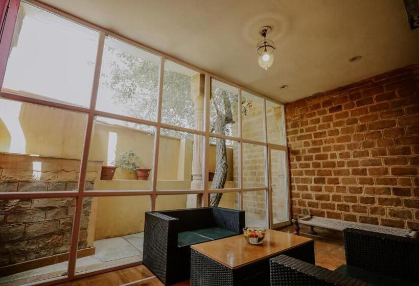 اتاق لوکس, The Gulaal