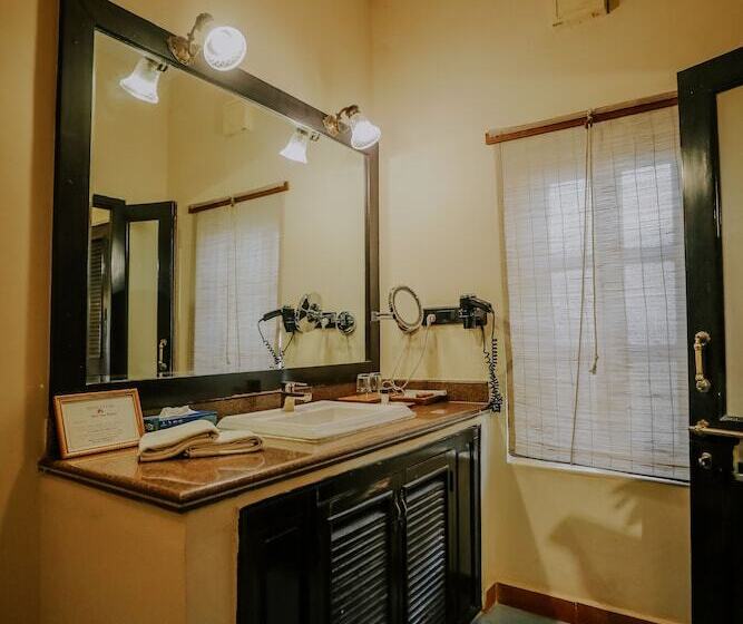 اتاق لوکس, The Gulaal