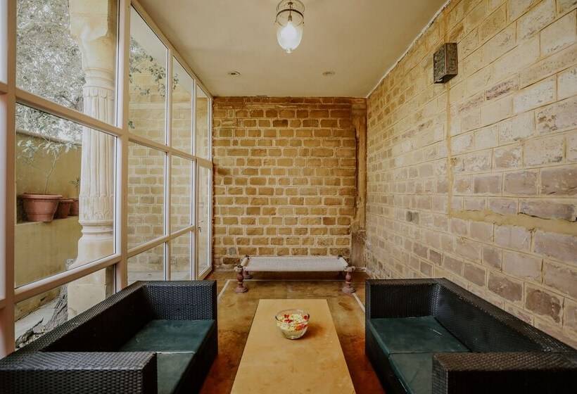 اتاق لوکس, The Gulaal