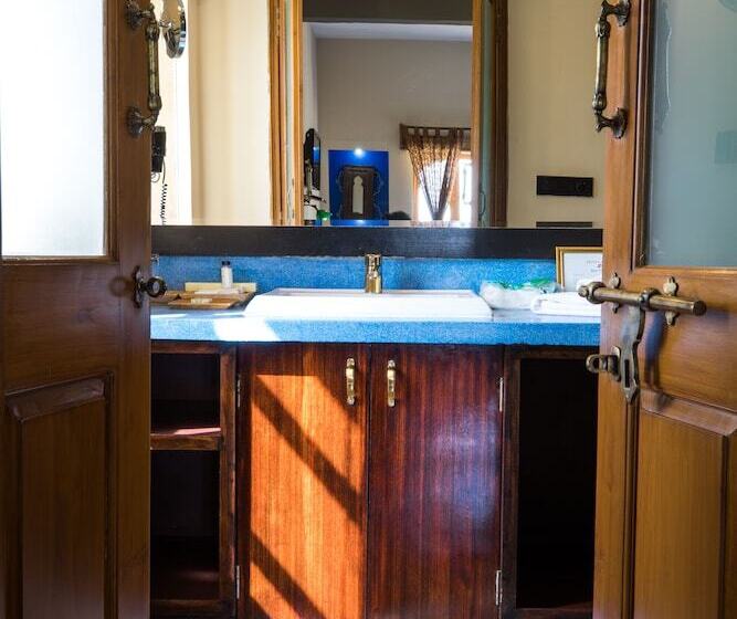 اتاق لوکس, The Gulaal