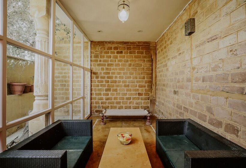 اتاق لوکس, The Gulaal