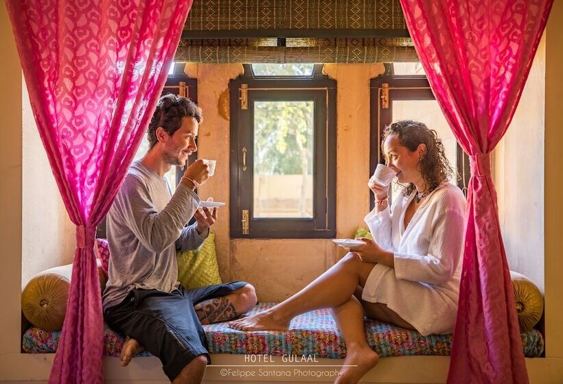 اتاق لوکس, The Gulaal