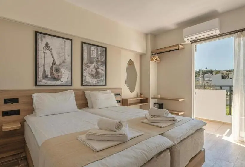 Deluxe Neljän Hengen Huone, Varvaras Diamond