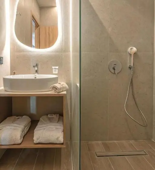 Deluxe Kolmen Hengen Huone, Varvaras Diamond