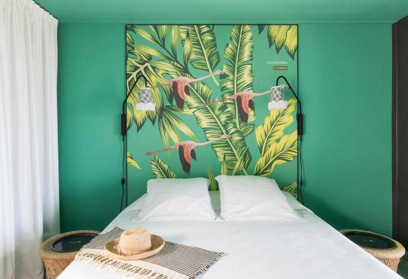 غرفة قياسية, Dina Morgabine Saint Gilles