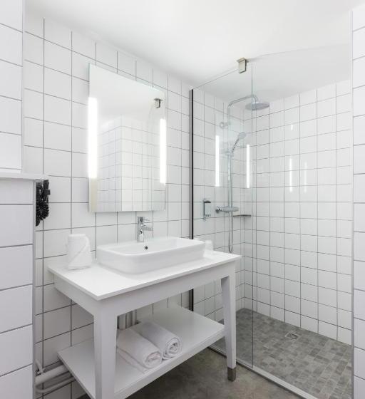 غرفة قياسية ثلاثية, Dina Morgabine Saint Gilles