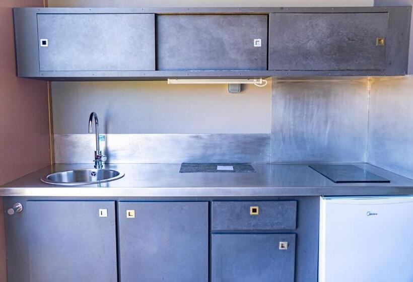 غرفة قياسية ثلاثية, Dina Morgabine Saint Gilles