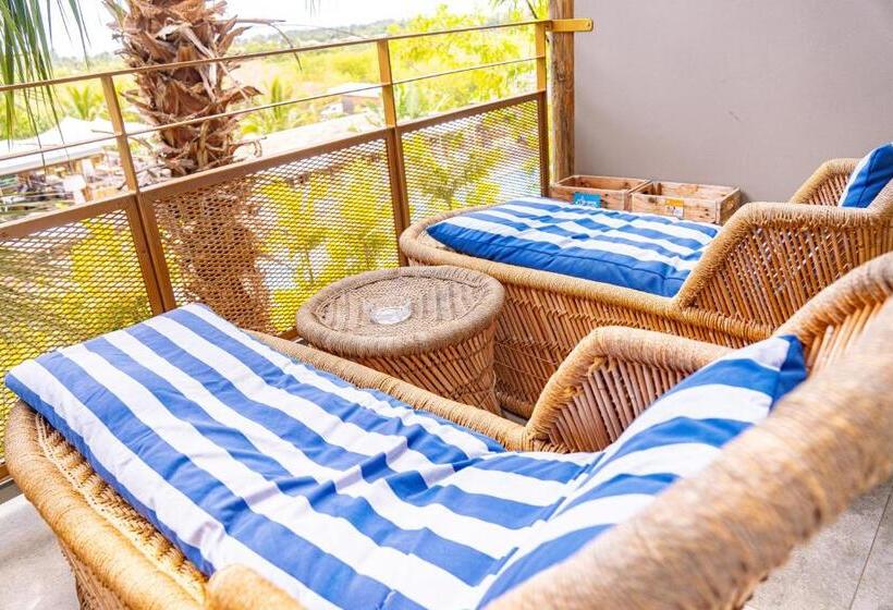 غرفة قياسية ثلاثية, Dina Morgabine Saint Gilles