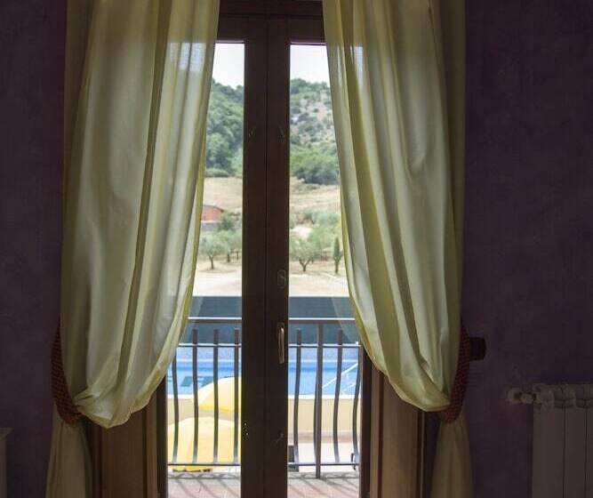 جناح جونيور مطلّ علي حمام السباحة, Agriturismo La Rocca Dei Briganti