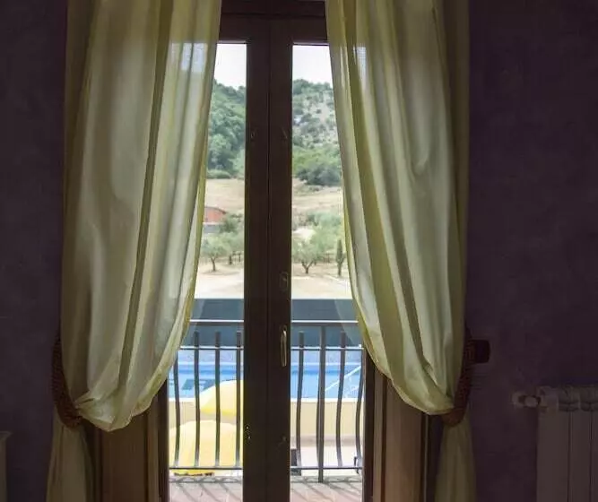 سوییت جونیور با چشم‌انداز استخر, Agriturismo La Rocca Dei Briganti